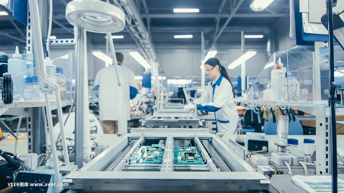 圖為電子廠工人在裝配線上手工組裝電路板。高科技工廠設施。